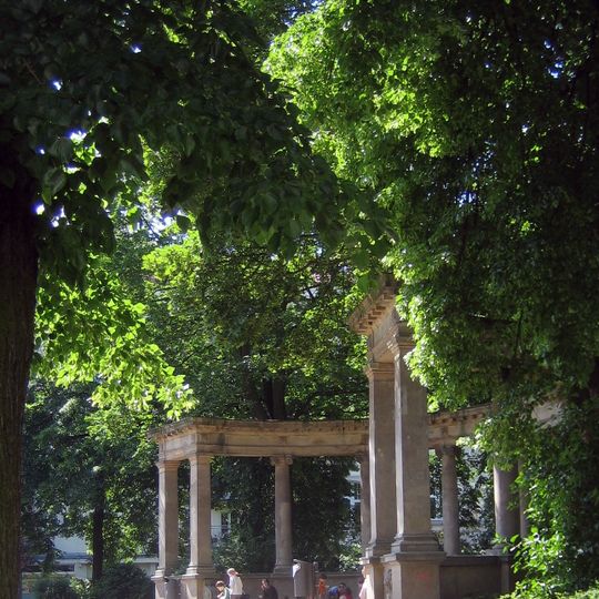 Colonnades with exedra and two fountain basins