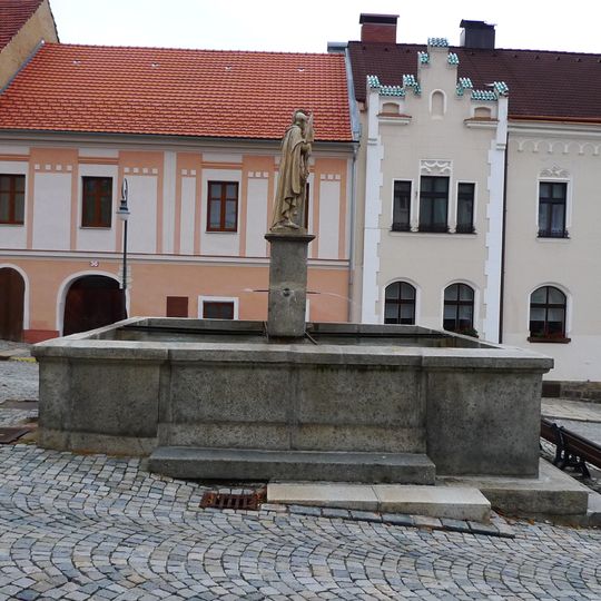 Horní kašna na náměstí Svobody ve Vimperku se sochou svatého Floriána