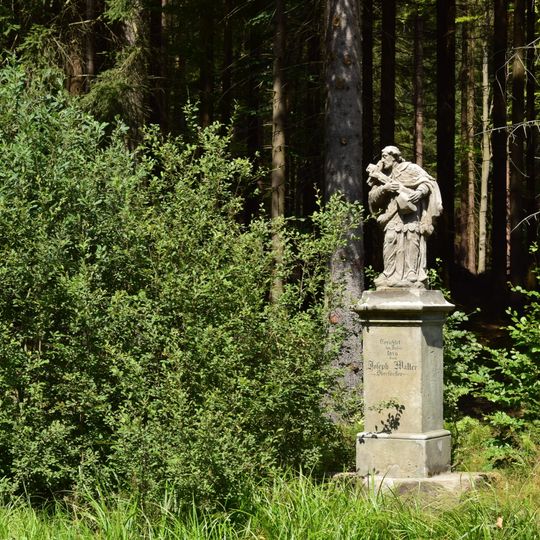 Socha svatého Jana Nepomuckého u silnice západně od Horní Světlé