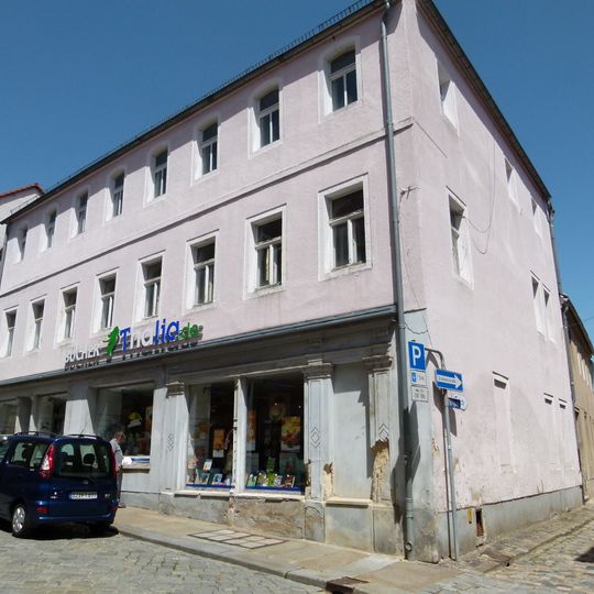 Wohnhaus mit Laden in geschlossener Bebauung und Ecklage Bahnhofstraße 7