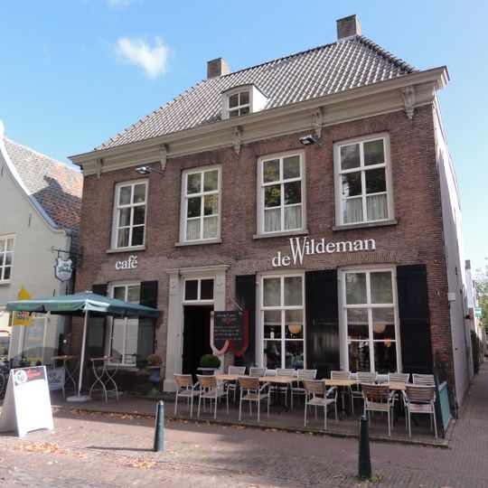 Huis met strenge lijstgevel, kroonlijst met régence-consoles