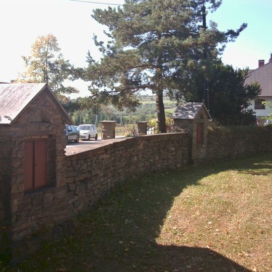 Ogrodzenie z kapliczkami drogi krzyżowej