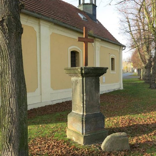 Kříž u kaple v Louce u Litvínova