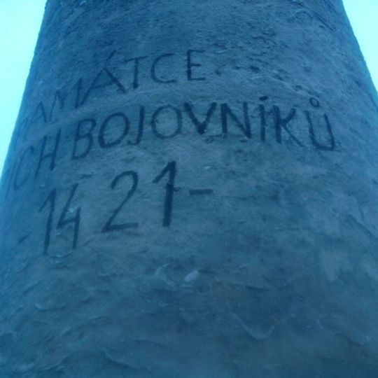 Mohyla Kalvárie s památníkem zavražděných kališníků a sloupem s křížem