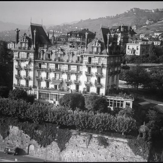 Hotel National mit Terrassen und Arkaden