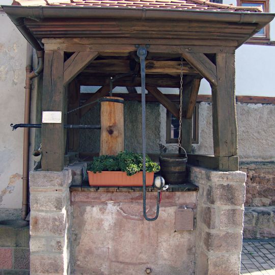 Ziehbrunnen mit Brunnenhäuschen