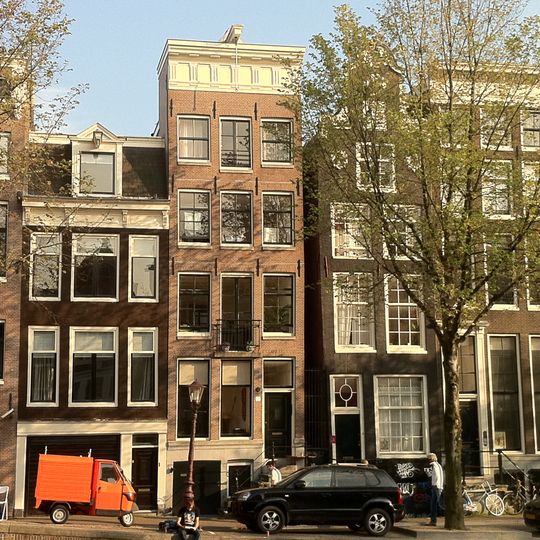 Pand met gevel, onder rechte triglyfenlijst