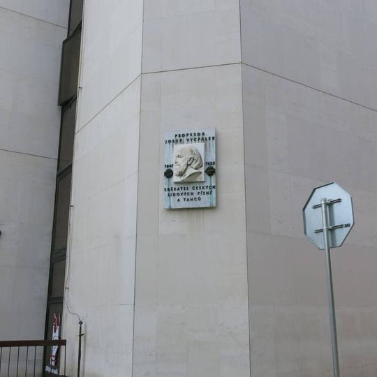 Pamětní deska Josefa Vycpálka na Základní umělecké škole v Rychnově nad Kněžnou