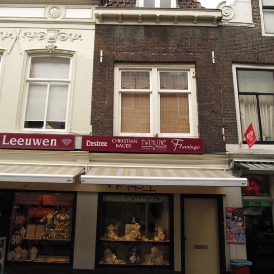 Pand met aan de voorstraatshaven vakwerkgevel met tweelichtvensters