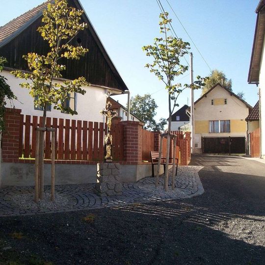 Kříž v Letinech mezi stromy