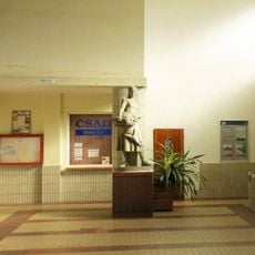 Socha v hale nádraží v Litoměřicích