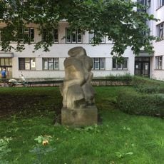 Plastika Chvála proměny II před Ženskými domovy na Smíchově