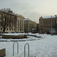 Fontána Propadliště času na náměstí Kinských v Praze