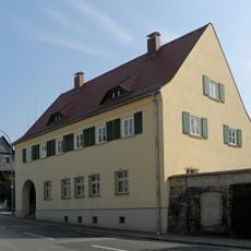 Einzeldenkmal der Sachgesamtheit Frauenkirche mit Kirchhof: Friedhofsverwaltung der Frauenkirchgemeinde (siehe auch Sachgesamtheitsdokument Obj. 09301920); Hammerschmiedtstraße 6