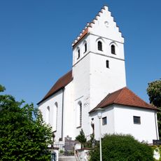 Katholische Pfarrkirche Simon Petrus mit Mauer