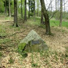 Památník jihovýchodně od Lhoty