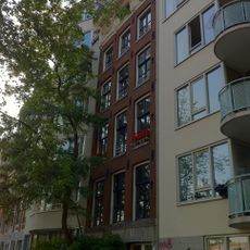 Pand met gevel onder rechte gesneden lijst met consoles