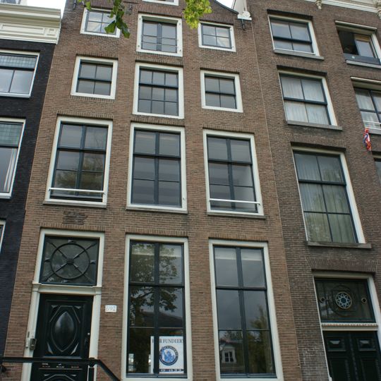 Pand met gevel onder klokvormige top met rollagen