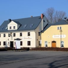 Gasthof mit Saalanbau und Wappenstein Dreikretscham 12