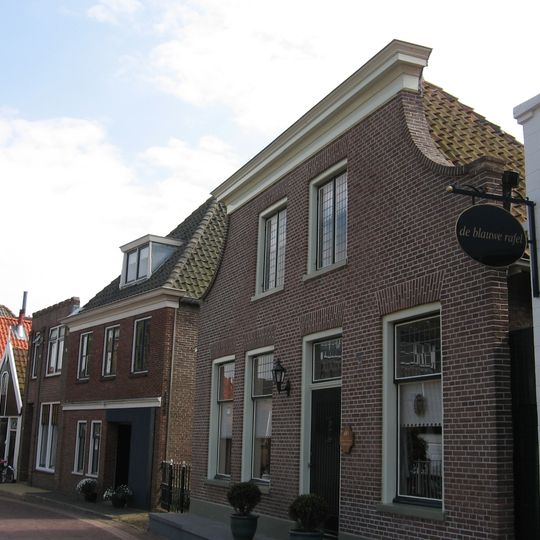 Pand met afgeknotte ingezwenkte gevel