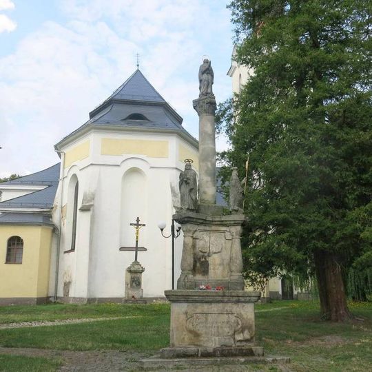 Mariánský sloup u kostela svaté Alžběty v Cvikově