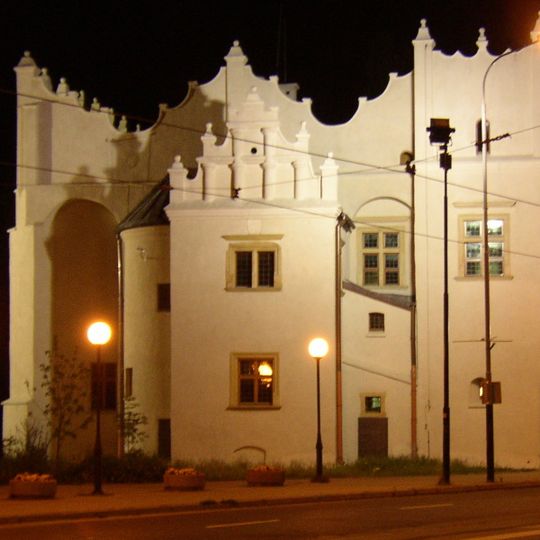 Dwór kapituły krakowskiej, Stary Rynek 1 w Pabianicach