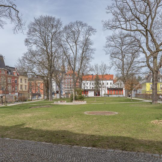 Lorenzpark, ehemaliger Lorenzfriedhof, heute schlichte Parkanlage auf dem Hügel nordöstlich der Lorenzkirche und um die Kirche; Gefallenendenkmal für 1870–1871