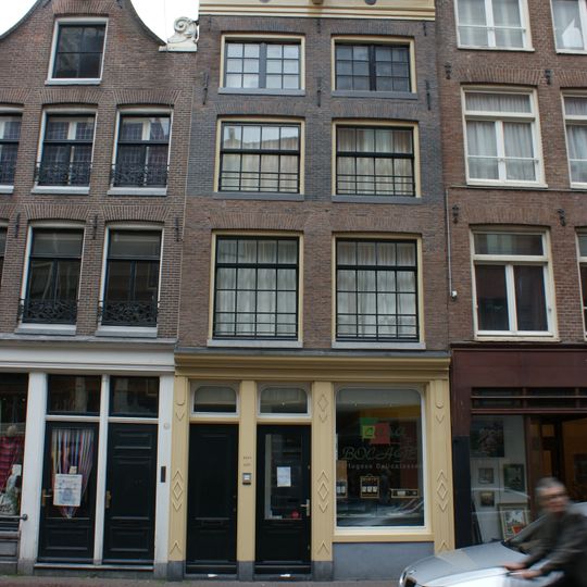 Pand met gevel onder rechte lijst