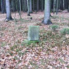 Fiedlerův pomník v lese západně od Arnoltic