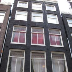 Pand met gevel onder gesneden rechte lijst met consoles