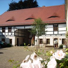 Wohnstallhaus, Torhaus, Scheune und Seitengebäude sowie Bauerngarten eines Vierseithofes Auterwitz 13