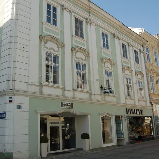 Wohn- und Geschäftshaus