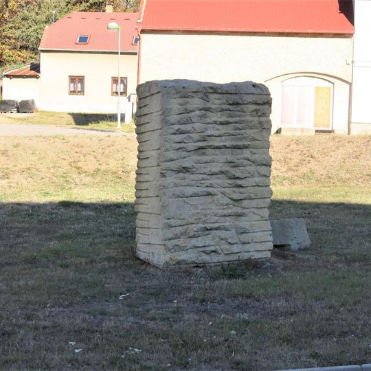Kamenná plastika v Husově ulici v Březně u Chomutova