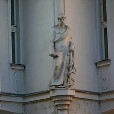 Socha Aeskulapa na nároží ulic Malířská a Veletržní na Letné