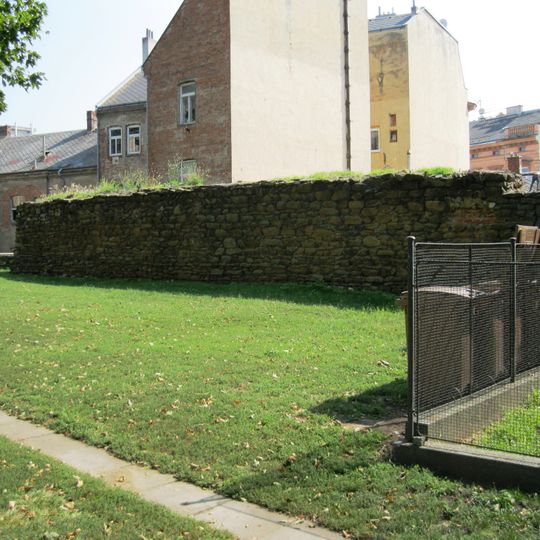 Zbytky románských hradeb - Skalnatý vrch