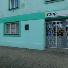 Pamětní deska obětem 2. světové války na domě U Průhonu 787/14 v Holešovicích