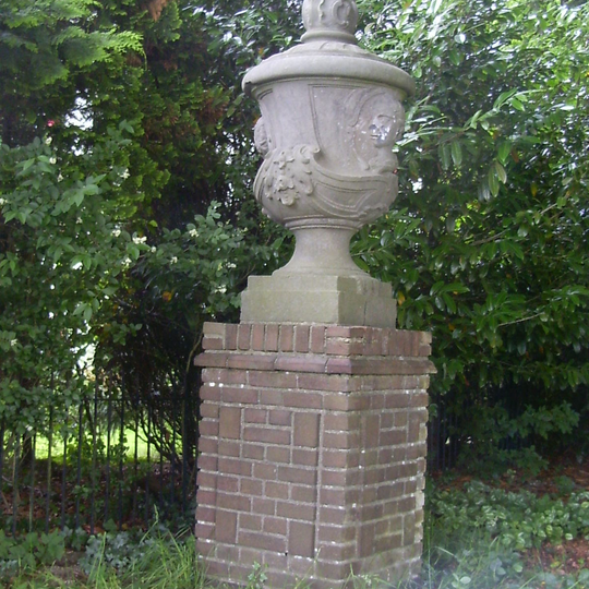 Mariëndaal: twee tuinvazen