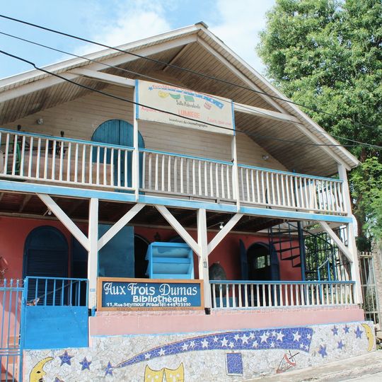 Bibliothèque aux Trois-Dumas