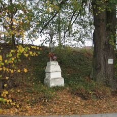 Boží muka u vjezdu do areálu kláštera v Nahorubech
