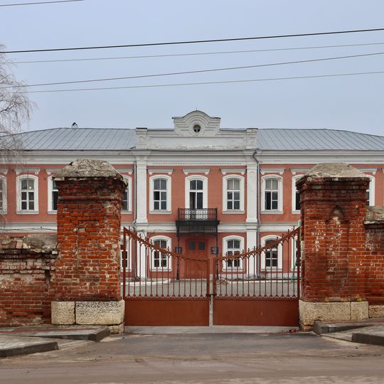 Здание мужской гимназии, в которой учились: в 1883-1888 гг. — писатель М.М. Пришвин, в 1883-1890 гг. — нарком здравоохранения Н.А. Семашко и в 1881-1886 гг. — писатель И.А. Бунин. Здесь в 1925-1926 гг. учился народный художник СССР Н.Н. Жуков