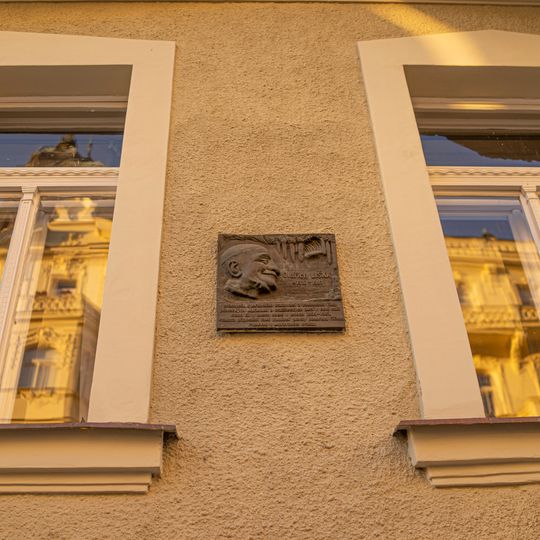 Pamětní deska Oldřicha Lišky na domě Žitomírská 594/33 ve Vršovicích