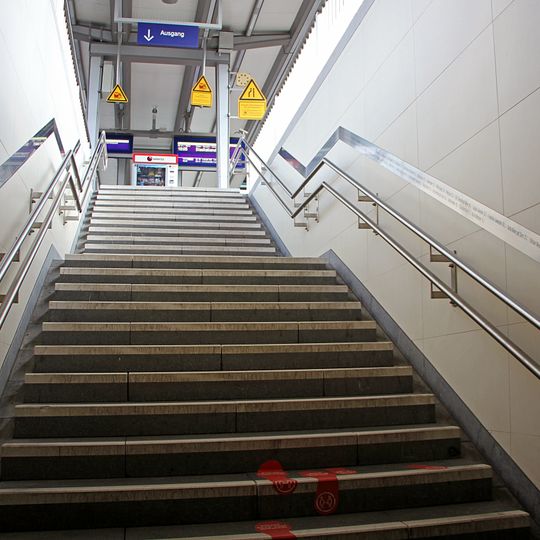 Gedenkbänder Gleis 8 Marburg Hbf