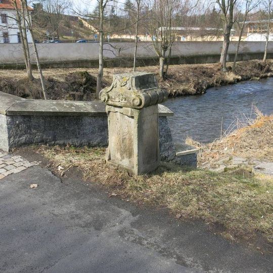 Podstavec ulomeného kříže u mostu v Klášterní ulici v Ostrově nad Ohří