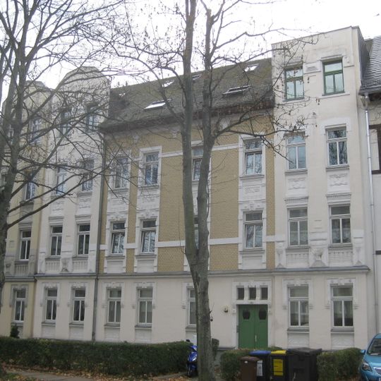 Mietshaus in geschlossener Bebauung mit Vorgarten Albrechtstraße 38