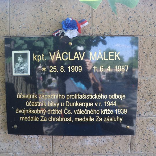 Pamětní deska Václava Málka v Okříškách