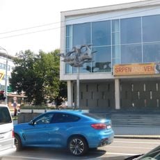 Plastika před městským divadlem ve Zlíně