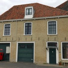 Eenvoudig pand van gele steen