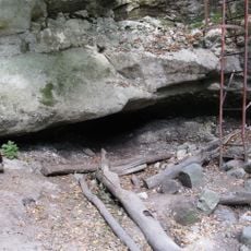 Vízesés-alatti Cave