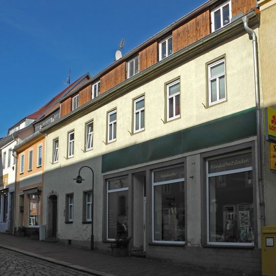 Ackerbürgerhof in geschlossener Bebauung, bestehend aus Wohnhaus, zwei Seitengebäuden und Hintergebäude Dresdner Straße 7