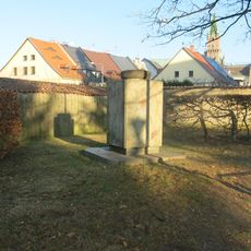 Pomník nejasného účelu v areálu kostela Nalezení svatého Kříže ve Frýdlantu